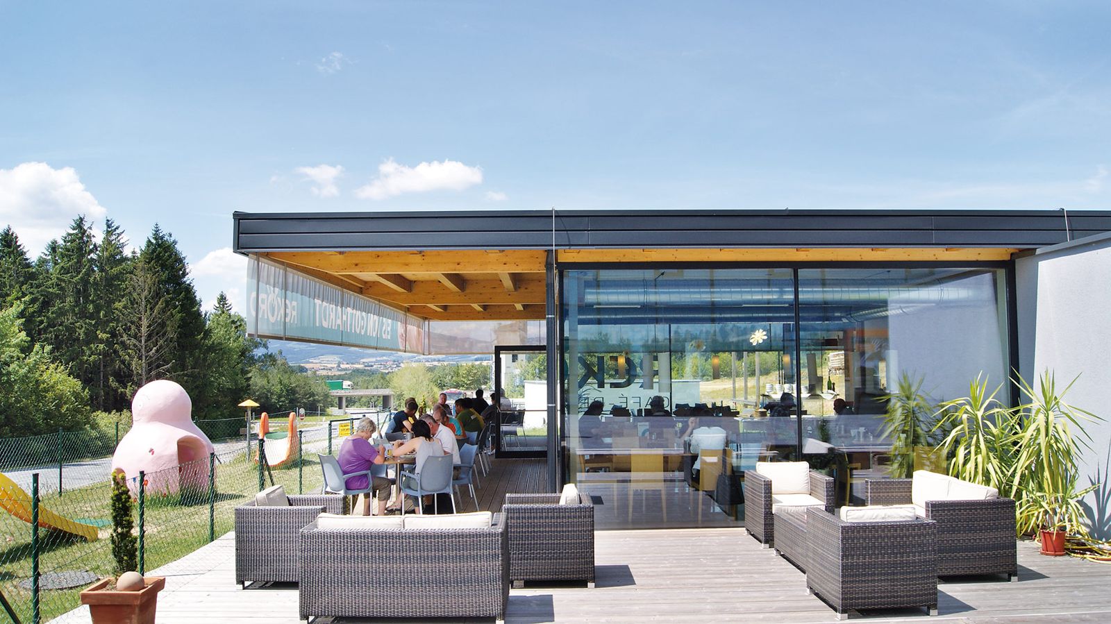 Rekord Café-Restaurant von außen mit Gästen auf der Terrasse