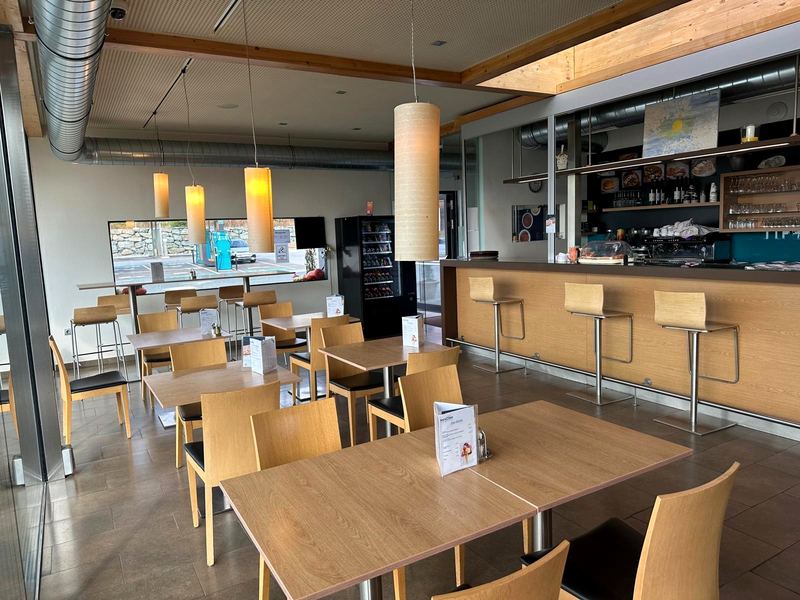 Bar mit Barhockern und Kaffeemaschine