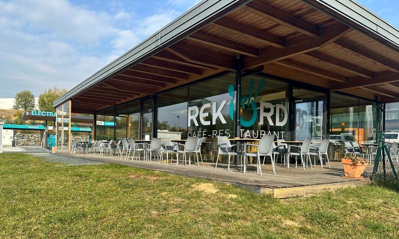 Überdachte Terrasse vor dem Rekord Café-Restaurant