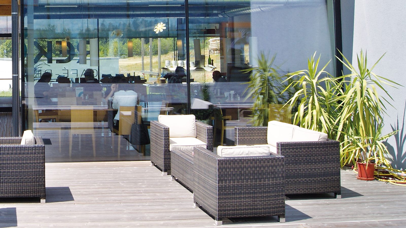 Sonnenterrasse mit Lounge-Möbeln